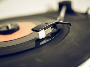Plak platformunda vinil görünümlü plak