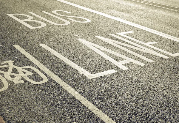 Vintage olhando Bus lane — Fotografia de Stock