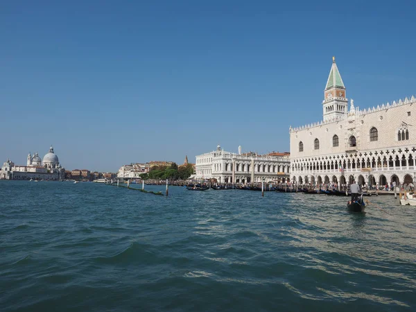 Plaza de San Marcos vista desde la cuenca de San Marcos en Venecia — Foto de Stock