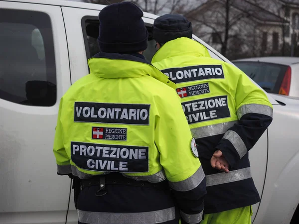 Добровольці цивільного захисту в Сеттімо Торінезе. — стокове фото
