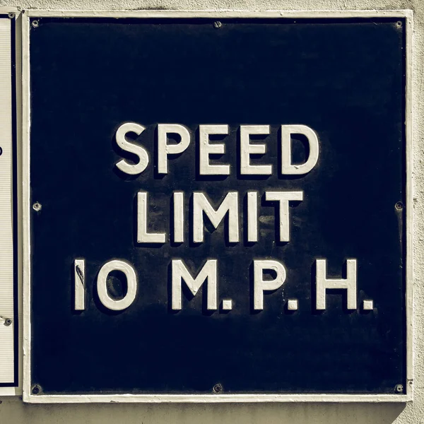 Винтажный знак ограничения скорости — стоковое фото