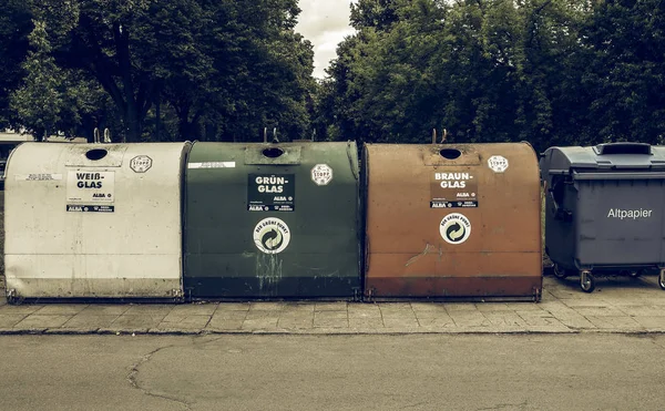 Szüreti megjelenésű hulladékválogató kuka — Stock Fotó