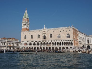 St Mark Meydanı fron Venedik'te San Marco Havzası gördüm