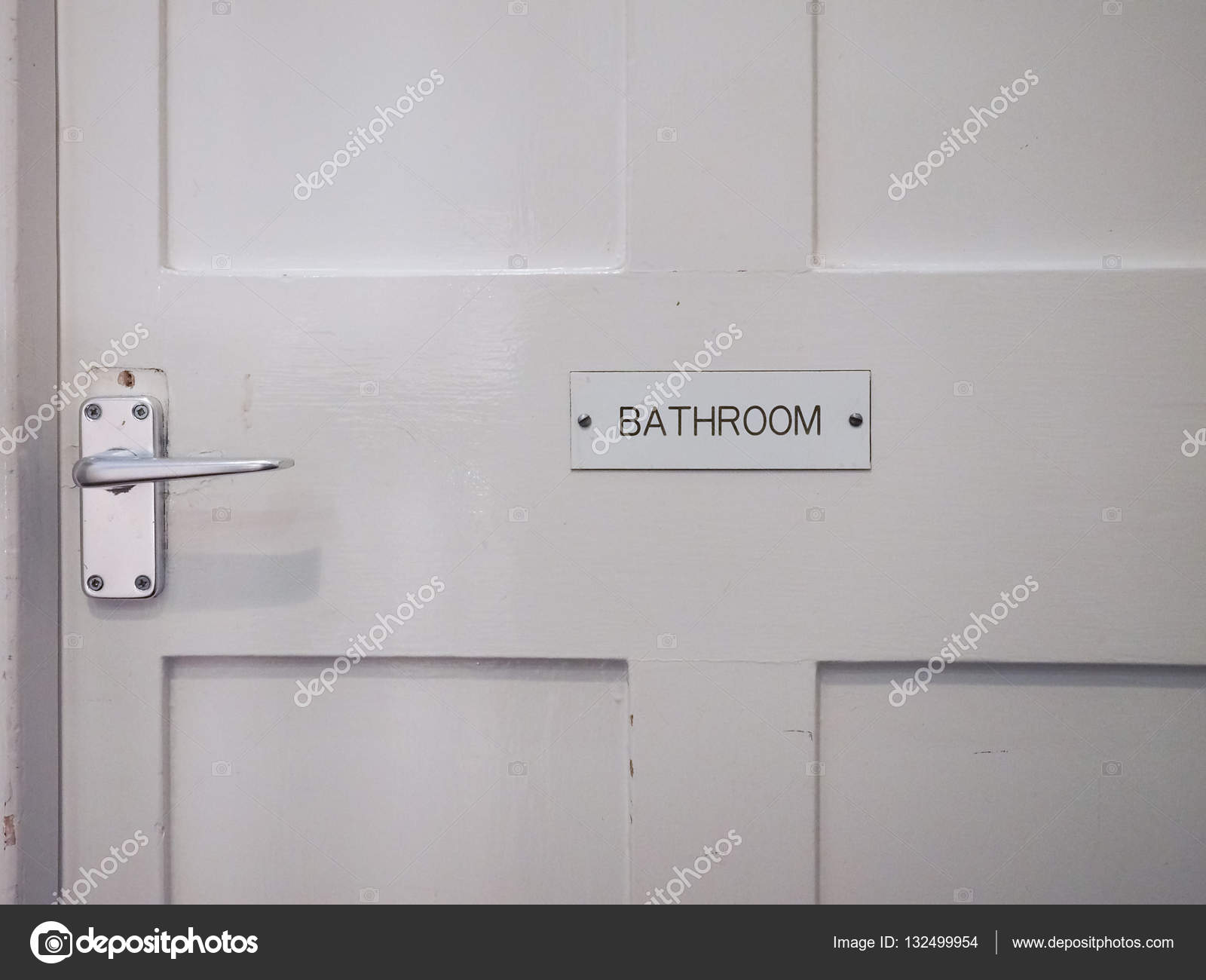 Witte badkamer deur detail — Stockfoto © claudiodivizia #132499954 Witte badkamer deur detail — Stockfoto © claudiodivizia #132499954