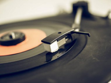 Plak platformunda vinil görünümlü plak