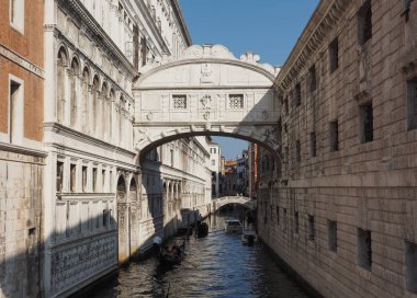 İç çekiş köprüsü Venedik 'te
