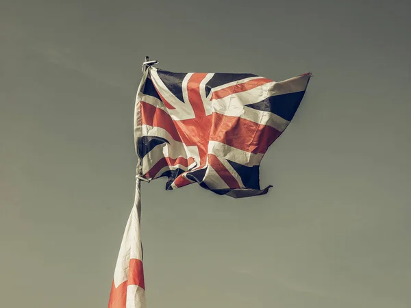 Vintage vlag van Uk overziet blauwe hemel — Stockfoto