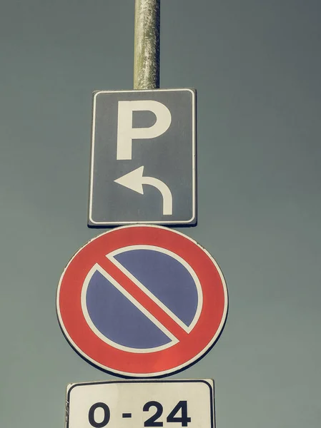 Vintage cercando Nessun segno di parcheggio sopra cielo blu — Foto Stock