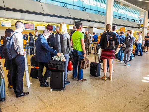 Les personnes font la queue à l'enregistrement à l'aéroport de Tegel (HDR ) — Photo