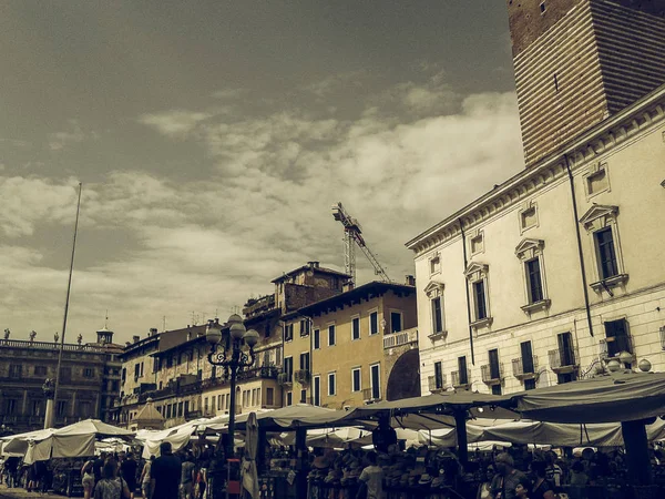 Verona 'daki Piazza delle Erbe desatürasyona uğradı — Stok fotoğraf