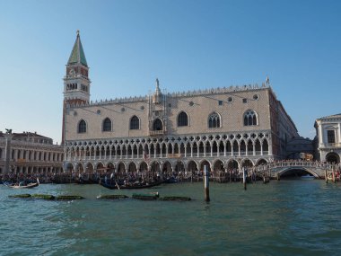 St Mark Meydanı fron Venedik'te San Marco Havzası gördüm