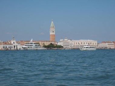 St Mark Meydanı fron Venedik'te San Marco Havzası gördüm