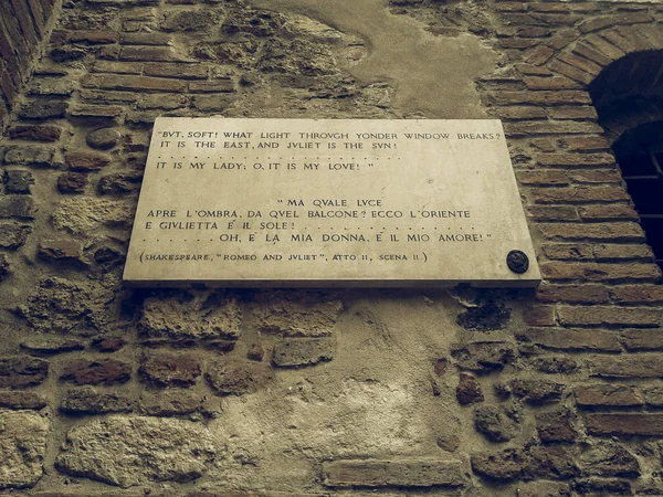 Verso de Shakespeare na Casa de Julieta em Verona vintage desatu — Fotografia de Stock