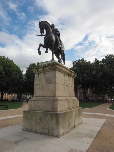 Памятник Вильгельму III на площади Королевы в Бристоле — стоковое фото