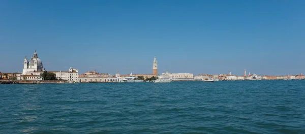 Praça de São Marcos vista da bacia de São Marcos em Veneza — Fotografia de Stock