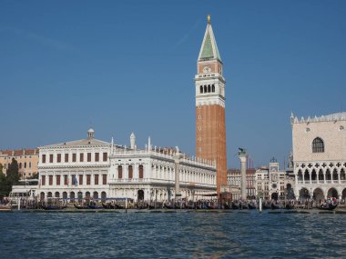 St Mark Meydanı fron Venedik'te San Marco Havzası gördüm