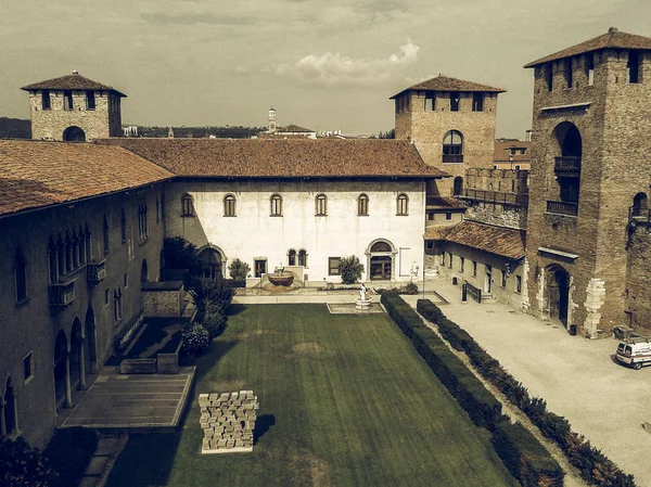 Castelvecchio gamla slottet i Verona vintage desaturated — Stockfoto