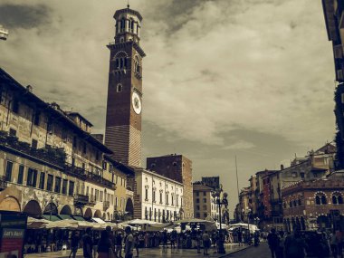 Verona 'daki Piazza delle Erbe desatürasyona uğradı