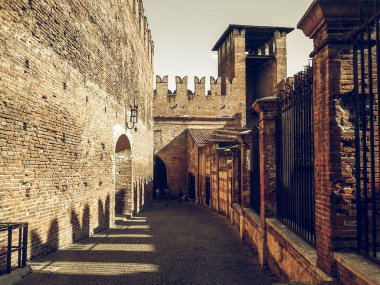 Castelvecchio'yu köprü aka Verona vintage Bridge'de Scaliger desat