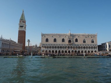 St Mark Meydanı fron Venedik'te San Marco Havzası gördüm