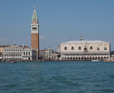 St Mark Meydanı fron Venedik'te San Marco Havzası gördüm
