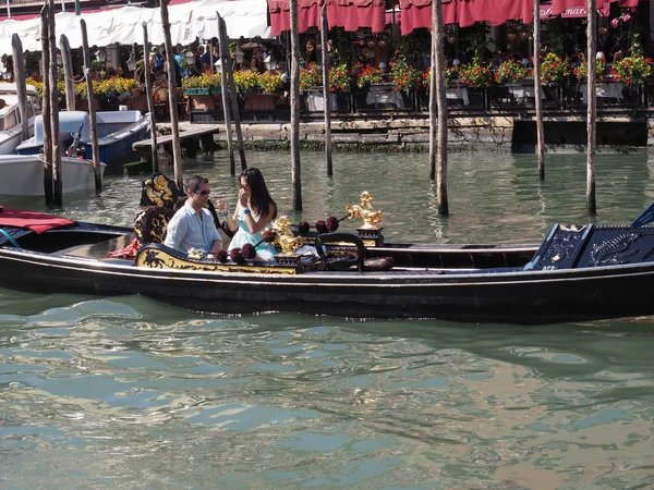 Gondola rowing boat in Venice — Stock Photo, Image