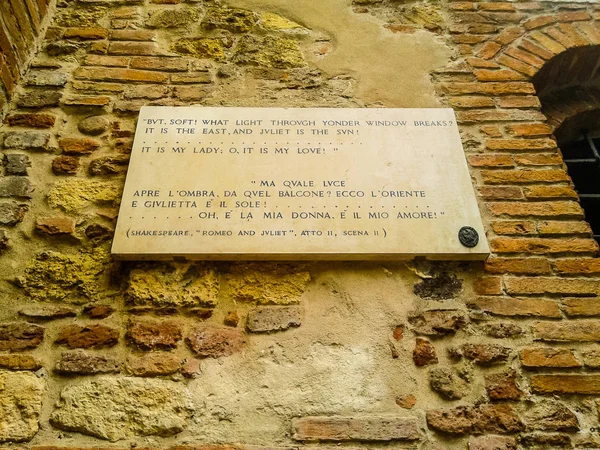 HDR Verse by Shakespeare at House of Juliet in Verona — Stock Photo, Image