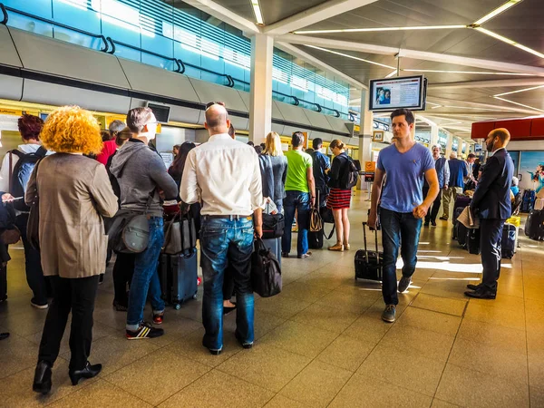 La gente hace cola en el check-in del aeropuerto de Tegel (HDR ) — Foto de Stock