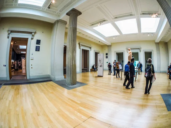 Tourists at British Museum in London (HDR) — Stock Photo, Image