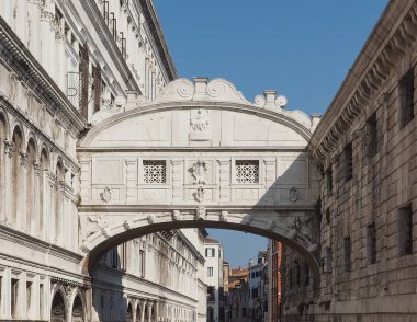 İç çekiş köprüsü Venedik 'te