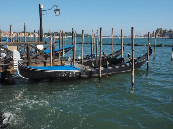 ヴェネツィアのゴンドラ漕ぎボート — ストック写真
