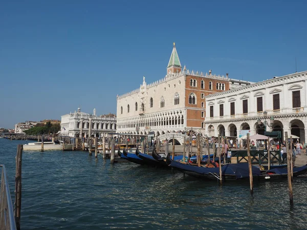 St Mark Meydanı fron Venedik'te San Marco Havzası gördüm — Stok fotoğraf