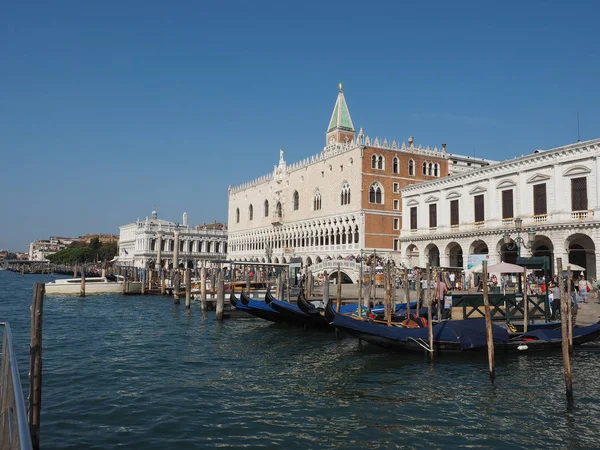 St mark quadrat gesehen vom st mark becken in venedig — Stockfoto