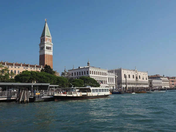 Place Saint-Marc vue depuis le bassin Saint-Marc à Venise — Photo