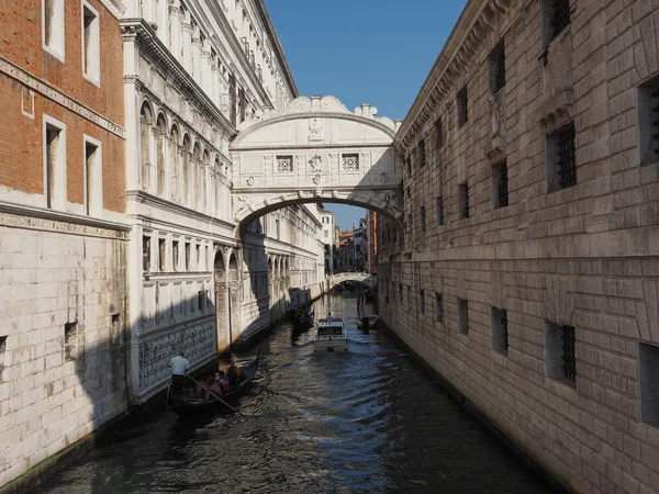 İç çekiş köprüsü Venedik 'te