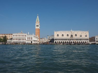 St Mark Meydanı fron Venedik'te San Marco Havzası gördüm