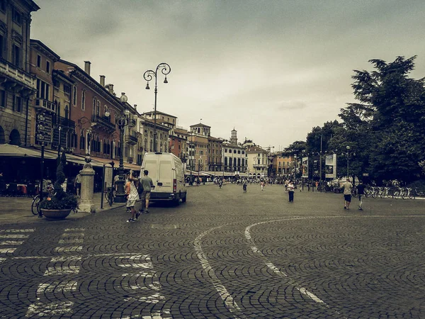 ヴェローナ ヴィンテージでは彩度の低いブラ広場 — ストック写真