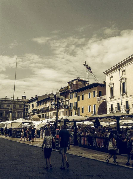 Piazza delle Erbe in Verona vintage dessaturado — Fotografia de Stock