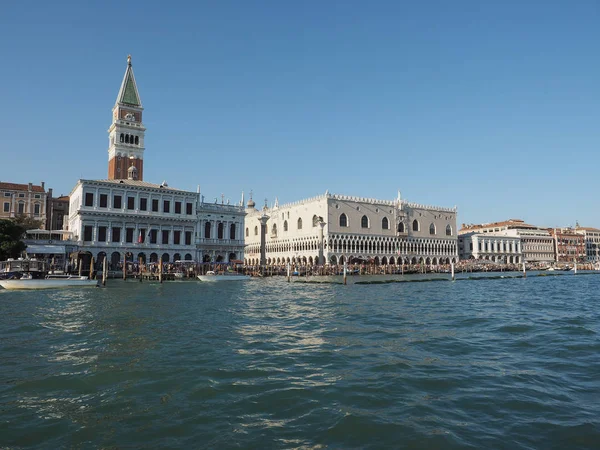 St Mark torget sett fron St Mark basin i Venedig — Stockfoto
