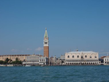 St Mark Meydanı fron Venedik'te San Marco Havzası gördüm