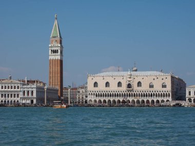St Mark Meydanı fron Venedik'te San Marco Havzası gördüm