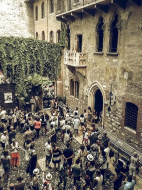 House Juliet desaturated Verona vintage içinde