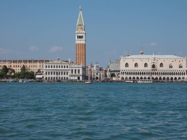 St Mark Meydanı fron Venedik'te San Marco Havzası gördüm