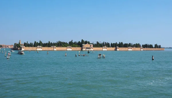 Остров кладбища Сан-Микеле в Венеции — стоковое фото