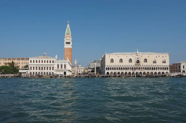 Praça de São Marcos vista da bacia de São Marcos em Veneza — Fotografia de Stock