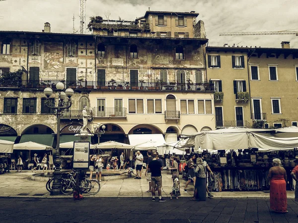 Piazza delle Erbe in Verona vintage dessaturado — Fotografia de Stock