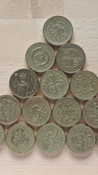 Pfund-Münzen - vertikal — Stockfoto