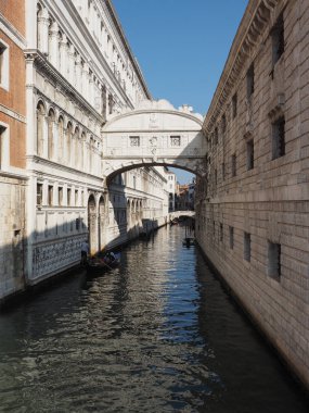 İç çekiş köprüsü Venedik 'te