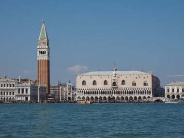 St Mark Meydanı fron Venedik'te San Marco Havzası gördüm
