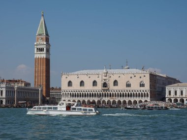 St Mark Meydanı fron Venedik'te San Marco Havzası gördüm